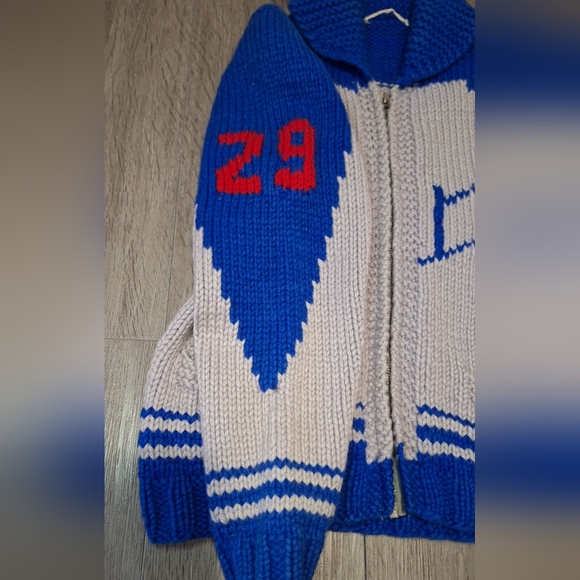 Vintage Cowichan Hand Knit Chunky Sweater Boys - Girls Large Football #29 - Picture 5 of 11